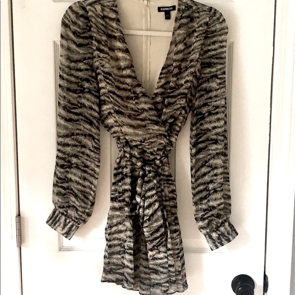 NWOT Express Animal Print Wrap Romper, Long Sleeves, V-Neck, NEVER WORN Size Sm. - Picture 11 of 11